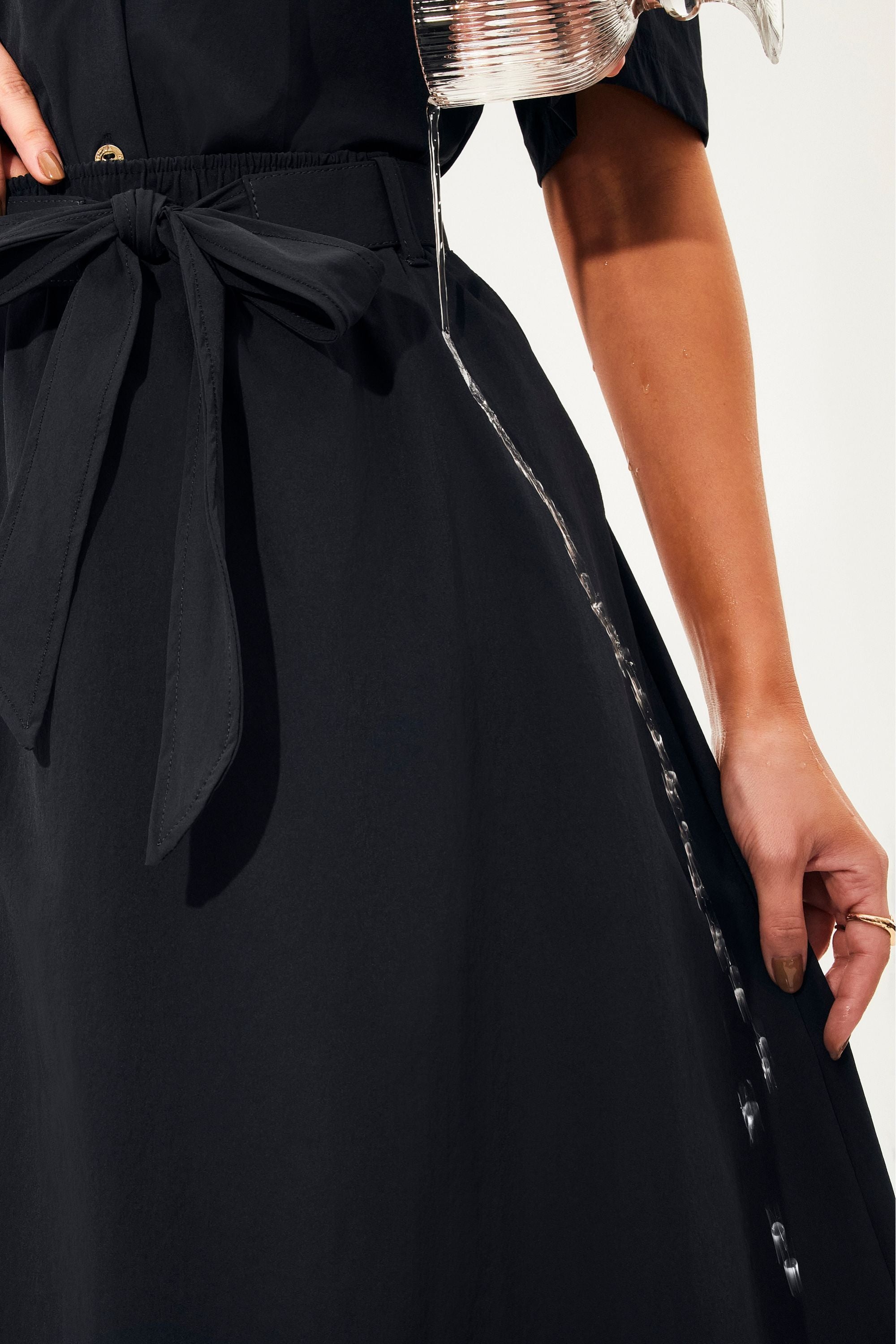 Saia Midi Fluida Tecido Impermeável que Não Amassa com Cinto Removível Preta