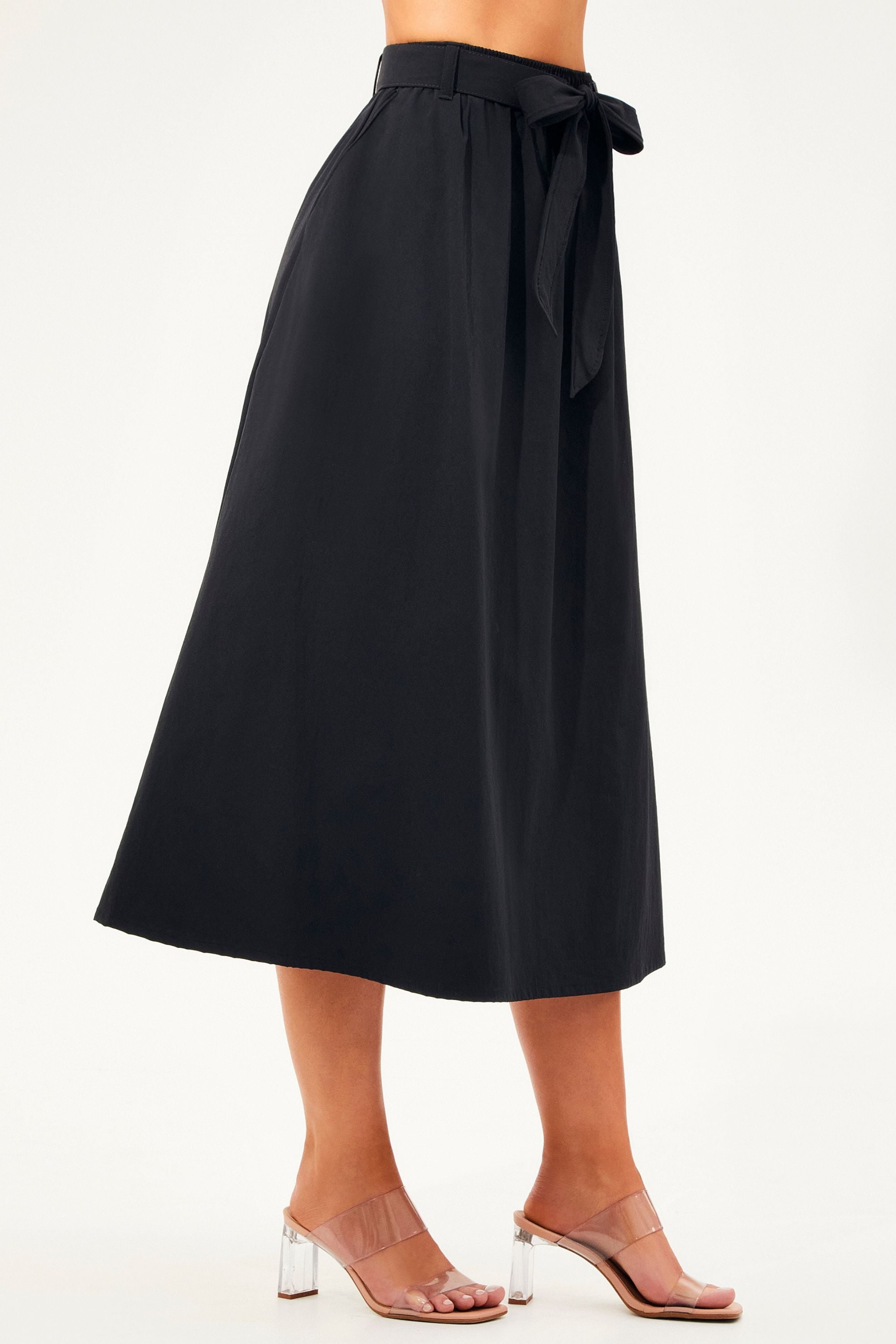 Saia Midi Fluida Tecido Impermeável que Não Amassa com Cinto Removível Preta