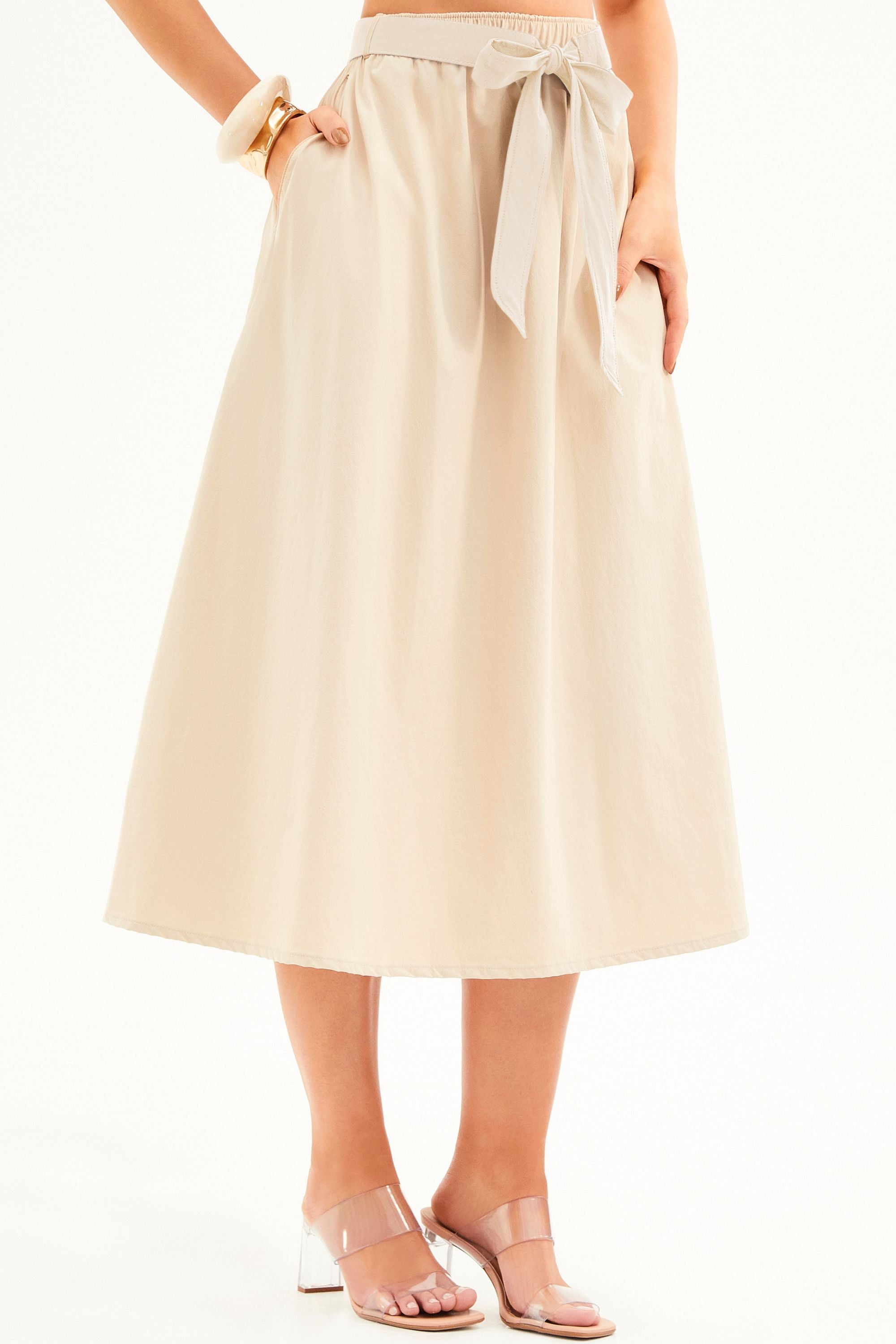Saia Midi Fluida Tecido Impermeável que Não Amassa com Cinto Removível Nude