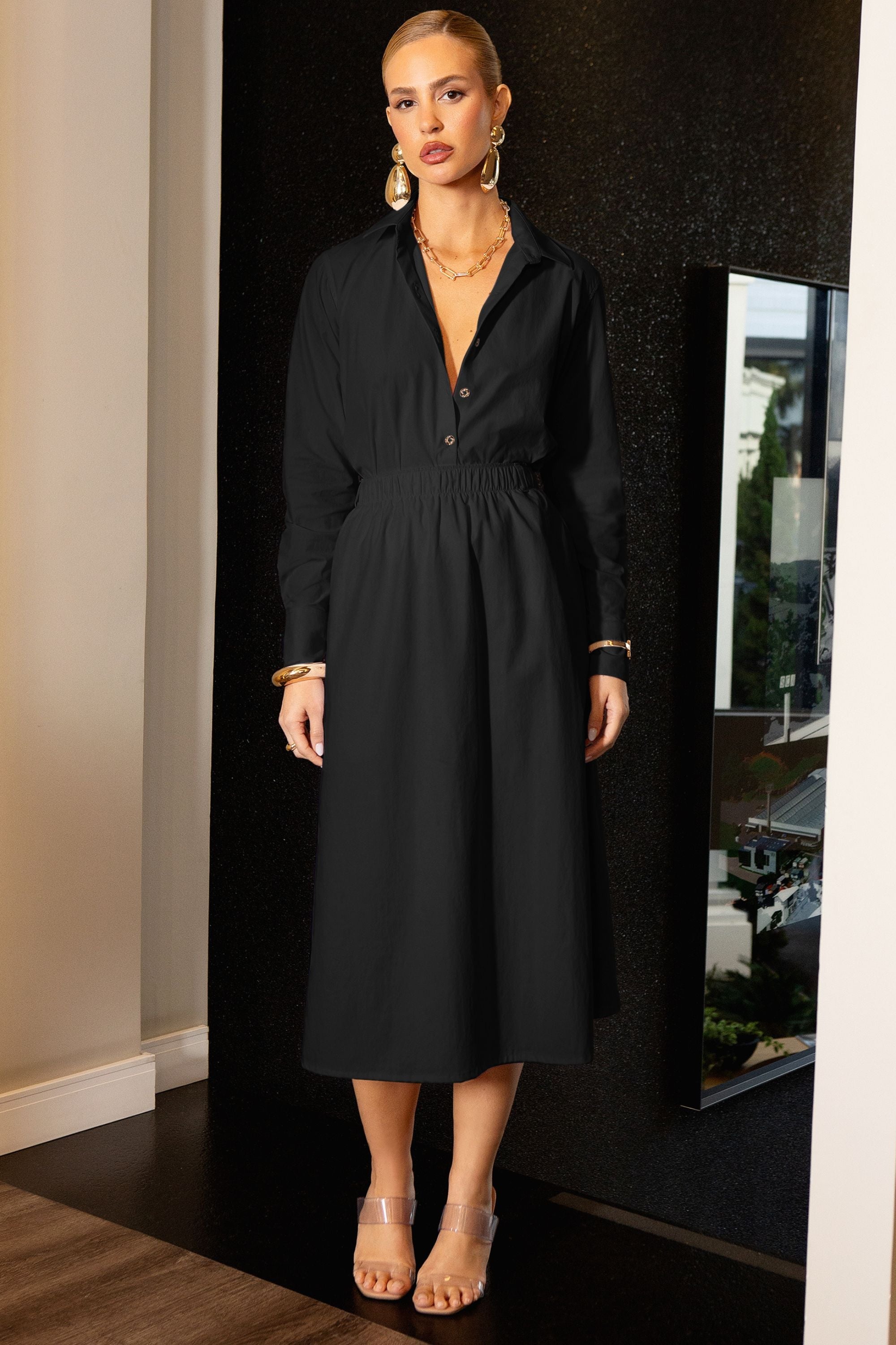 Saia Midi Fluida Tecido Impermeável que Não Amassa com Cinto Removível Preta