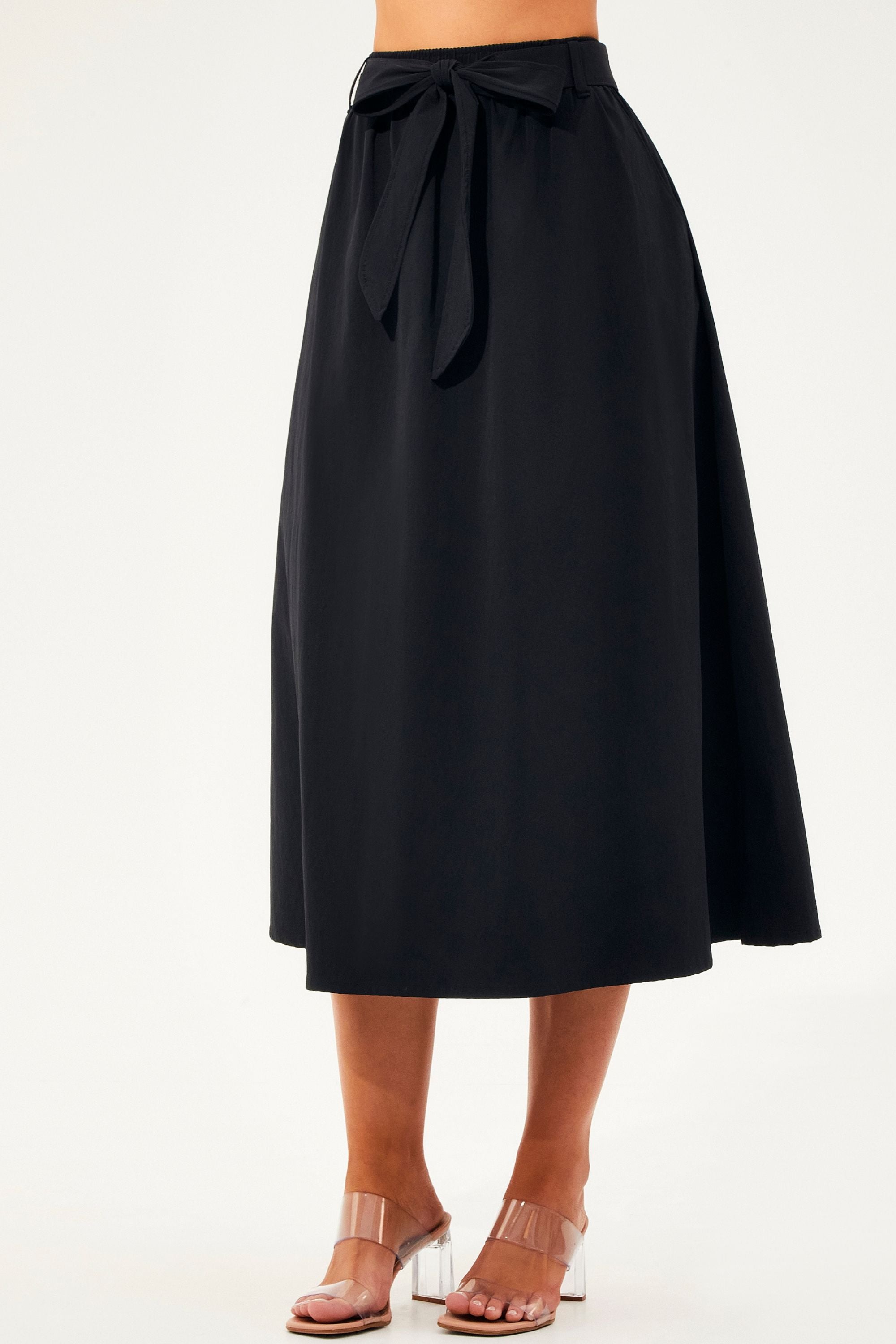 Saia Midi Fluida Tecido Impermeável que Não Amassa com Cinto Removível Preta