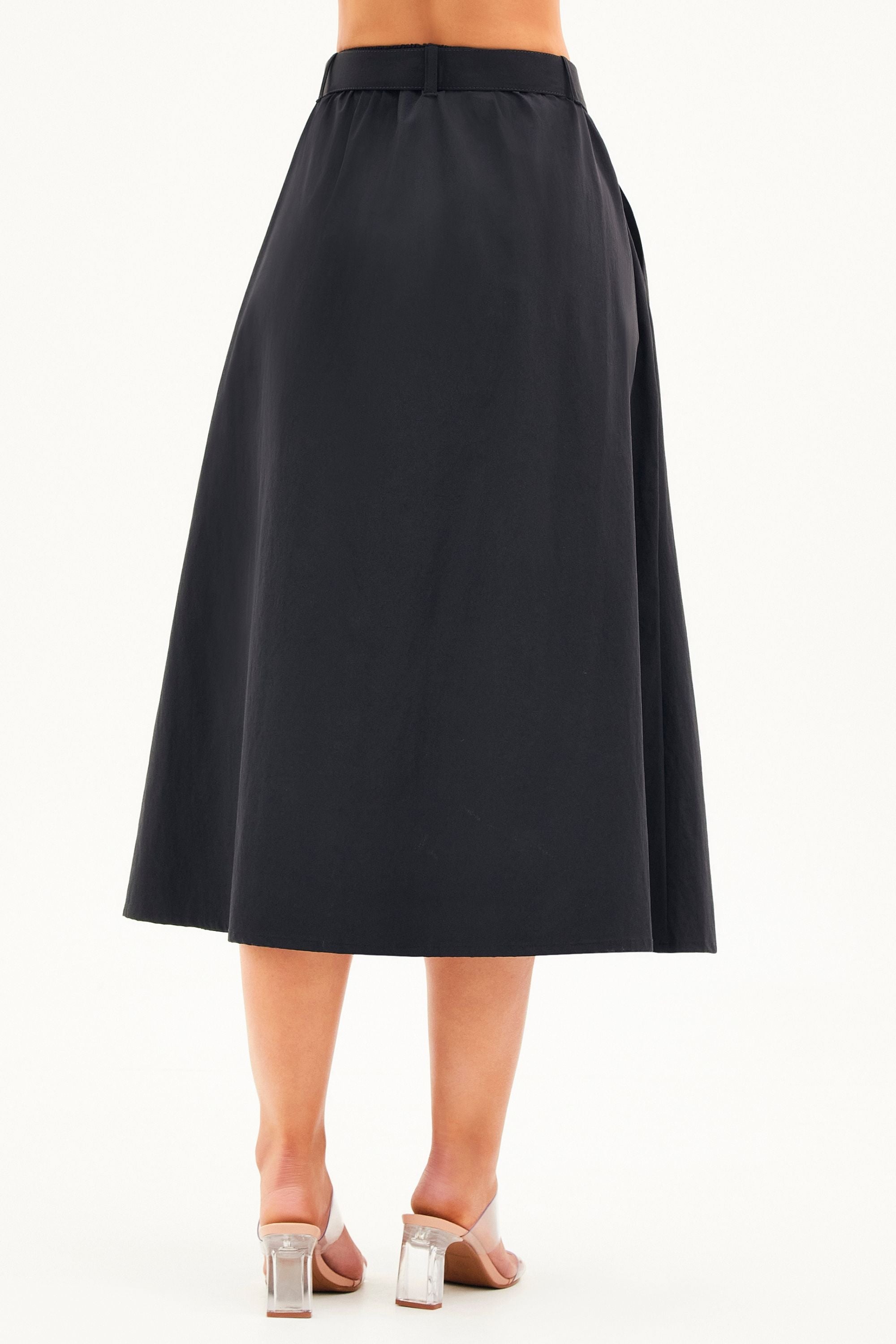 Saia Midi Fluida Tecido Impermeável que Não Amassa com Cinto Removível Preta
