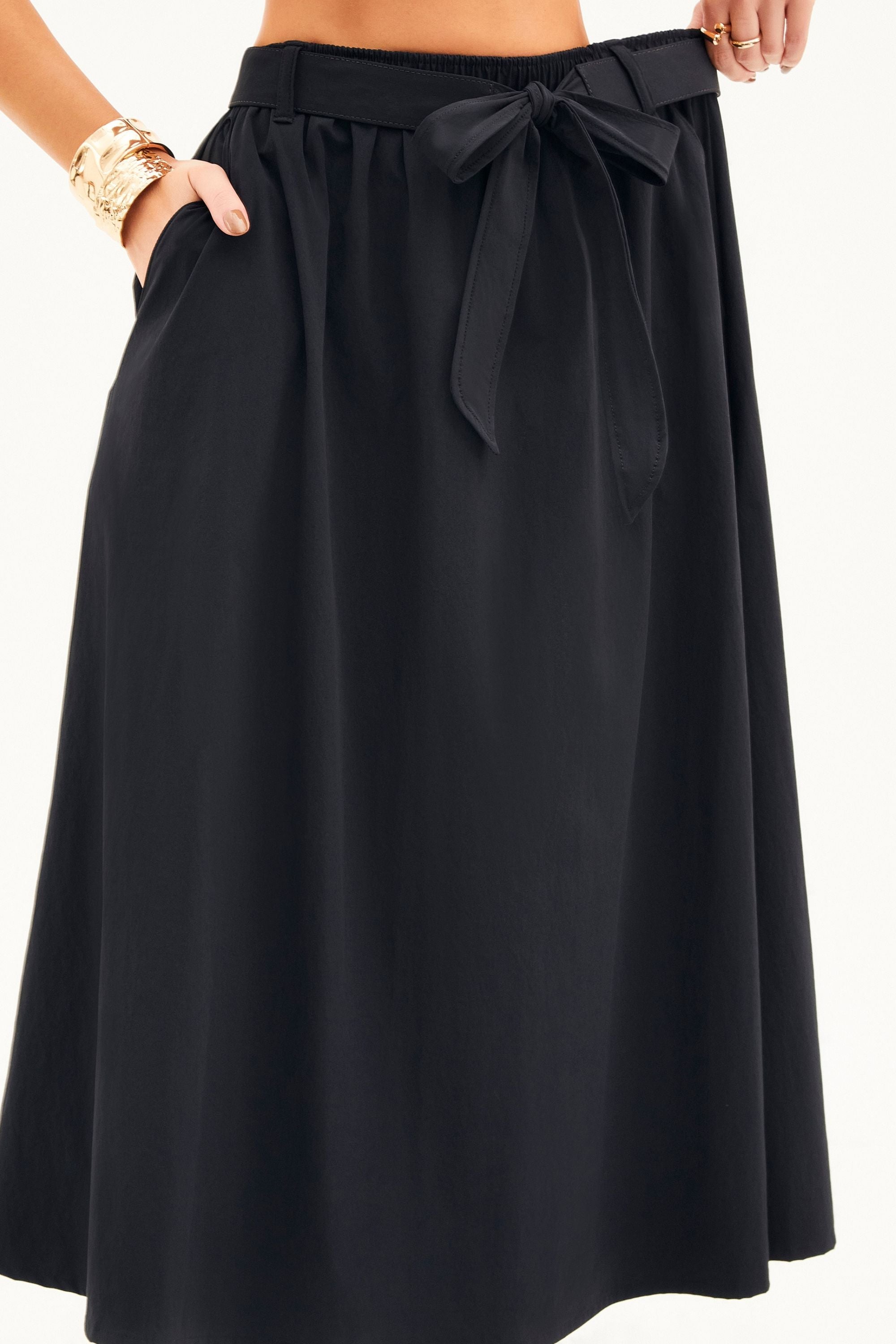 Saia Midi Fluida Tecido Impermeável que Não Amassa com Cinto Removível Preta